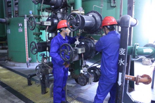 點擊查看詳細信息<br>標題：檢修人員正在處理閥門缺陷 閱讀次數(shù)：1995